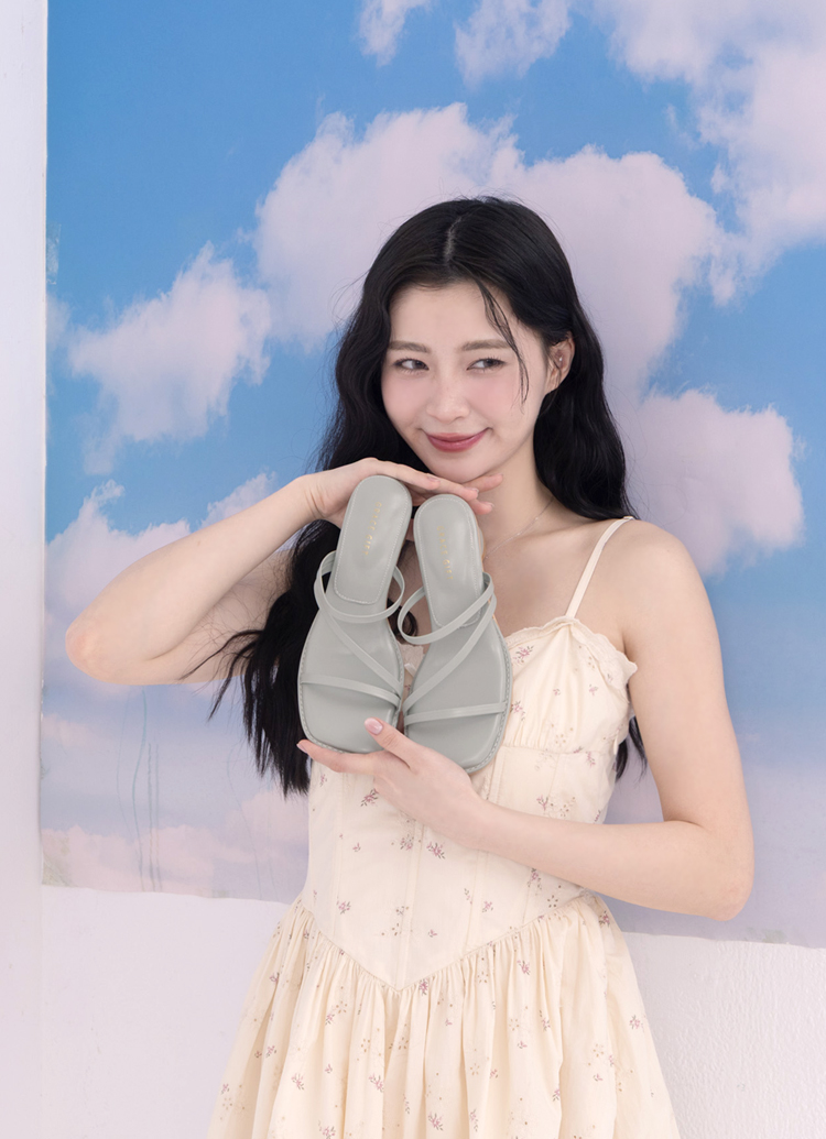 GraceGift平價女鞋 時髦日常 交叉細帶 雲感中跟拖鞋 灰綠
