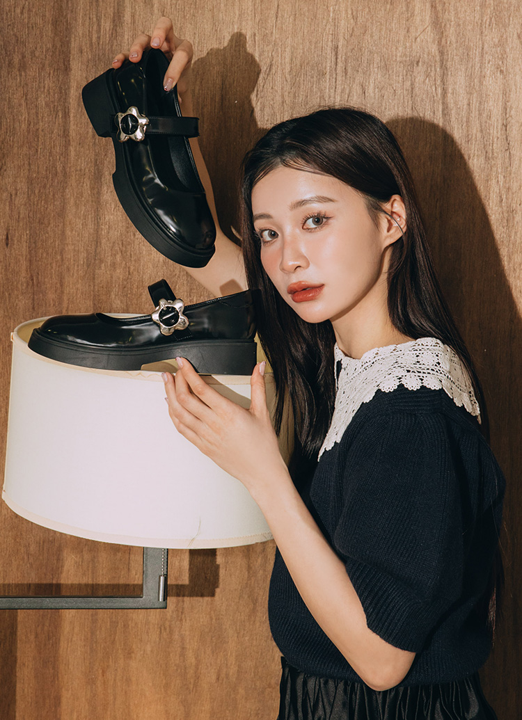 Grace Gift 平價女鞋 甜酷少女 金屬小花扣輕量瑪莉珍鞋 黑漆色 實拍圖
