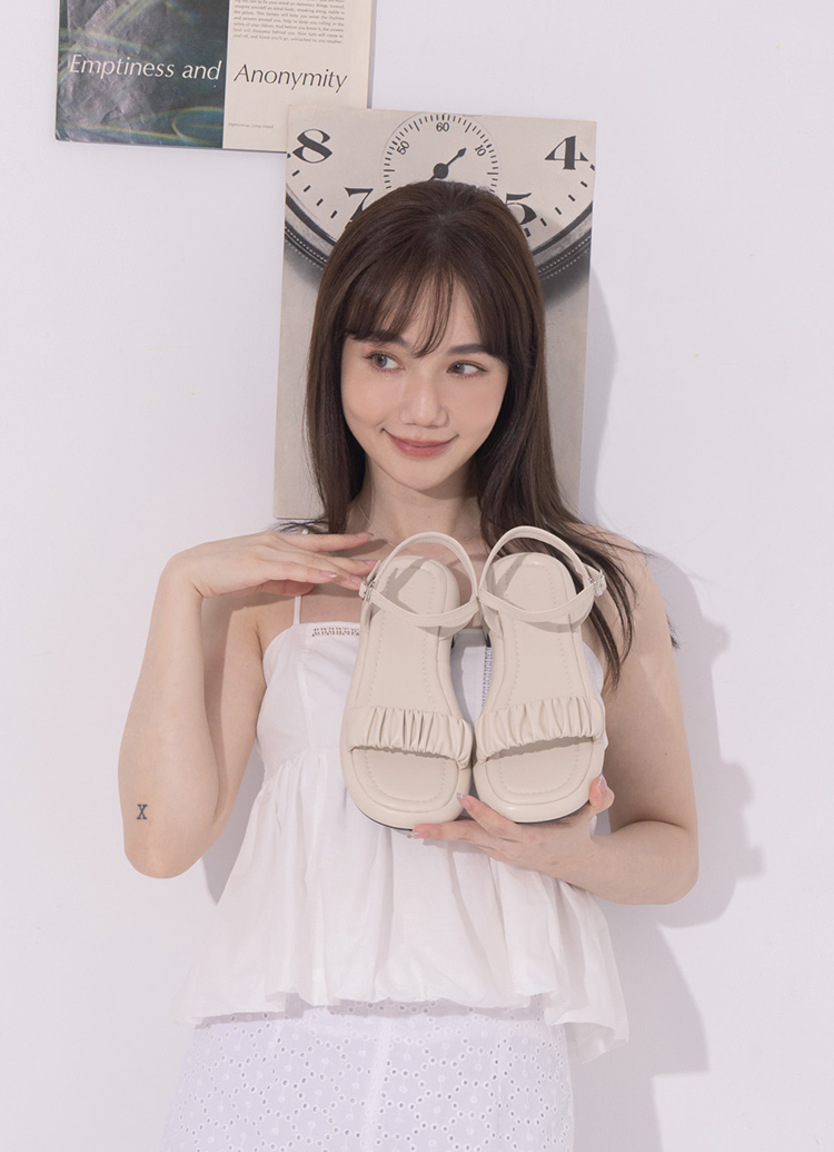 GraceGift平價女鞋 雲朵抓皺 一字帶 澎澎腳墊 中跟涼鞋 米白
