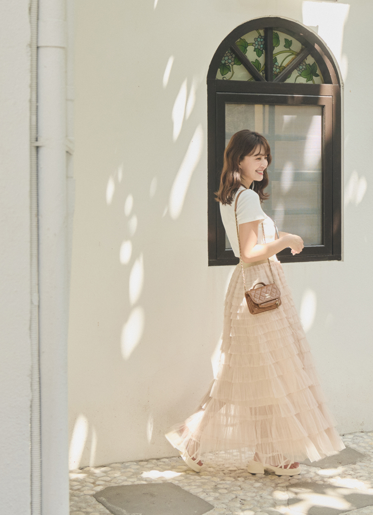 GraceGift 薛妞妞聯名 率性 交叉細帶 澎澎腳墊 中跟涼鞋 米白
