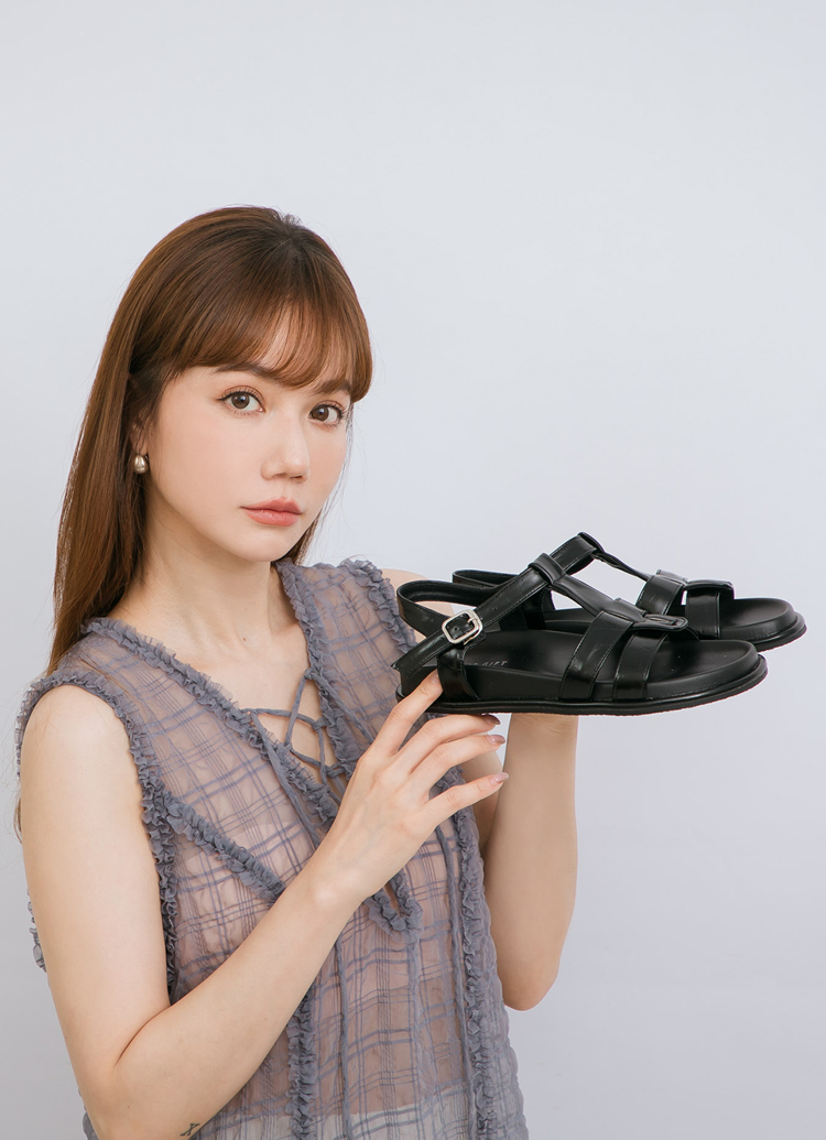 GraceGift平價女鞋 復古率性 T字 澎澎鞋墊 編織涼鞋 黑