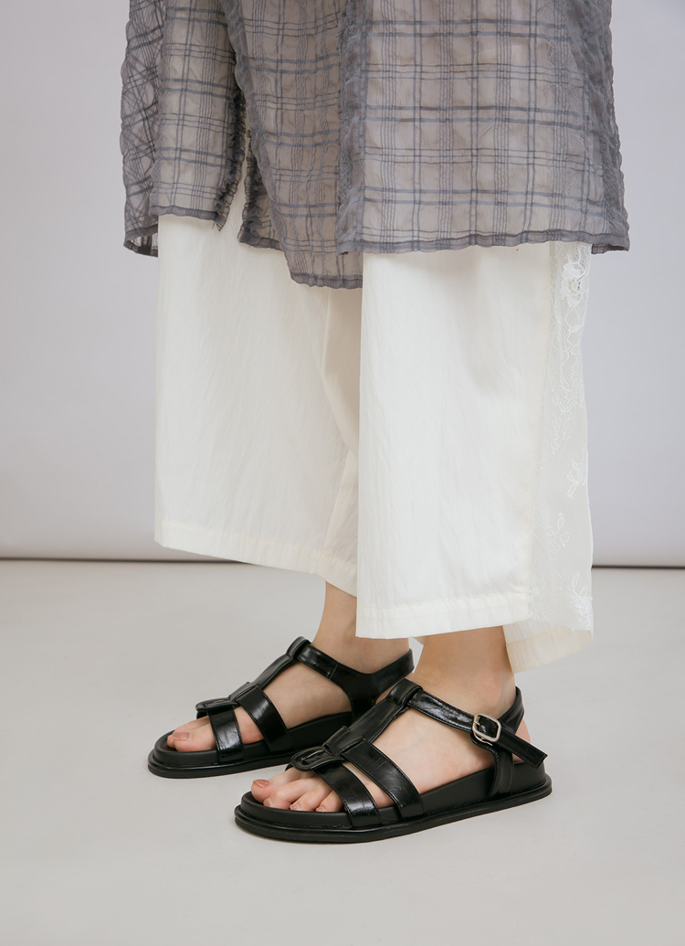 GraceGift平價女鞋 復古率性 T字 澎澎鞋墊 編織涼鞋 黑
