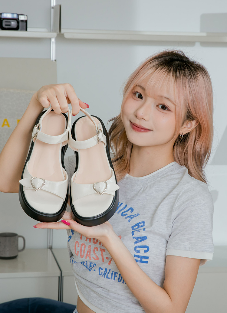 GraceGift平價女鞋 復古甜心 愛心扣 輕量厚底涼鞋 杏