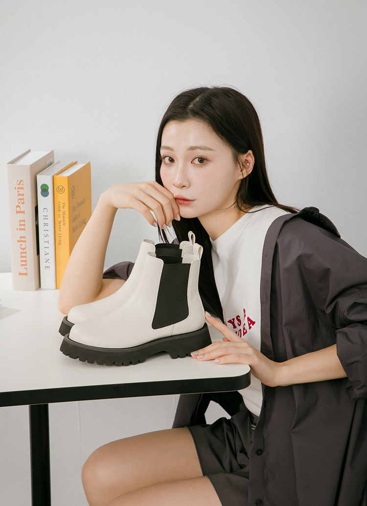 Grace Gift 平價女鞋 經典人氣 圓頭切爾西短靴 米白色 厚底短靴 實拍圖