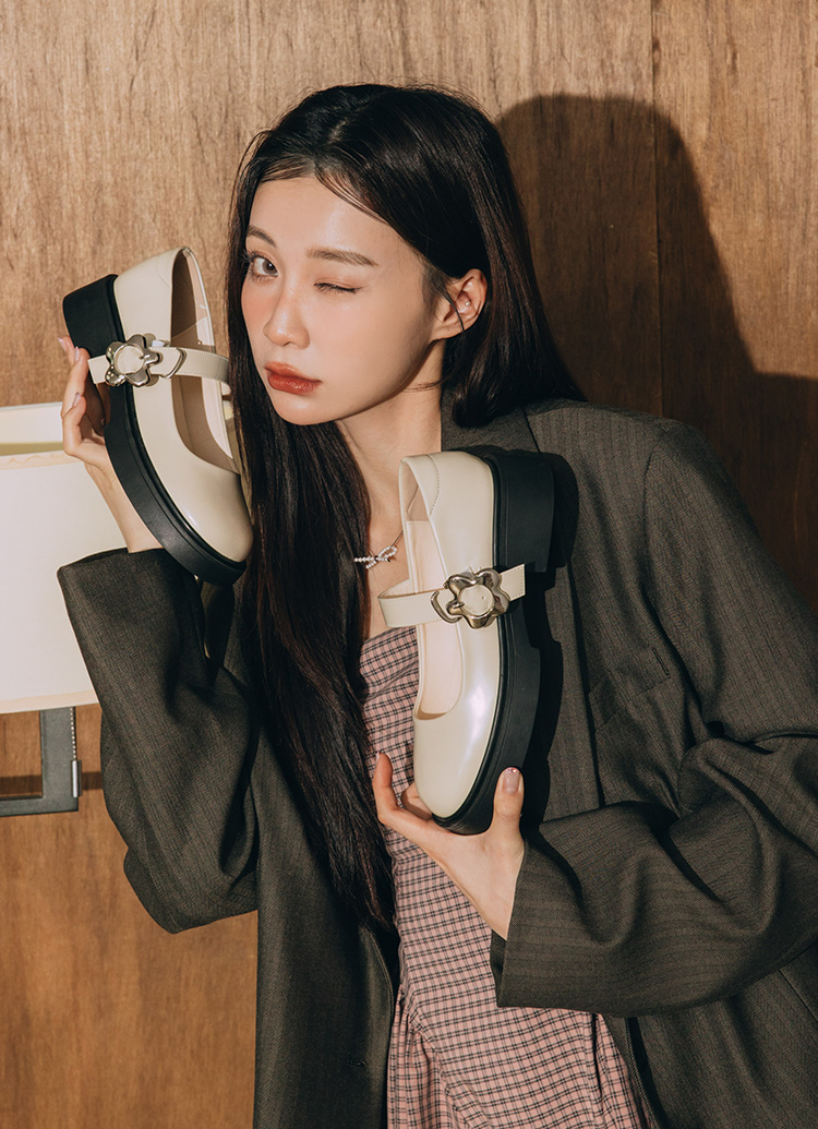 Grace Gift 平價女鞋 甜酷少女 金屬小花扣輕量瑪莉珍鞋 米白色 實拍圖
