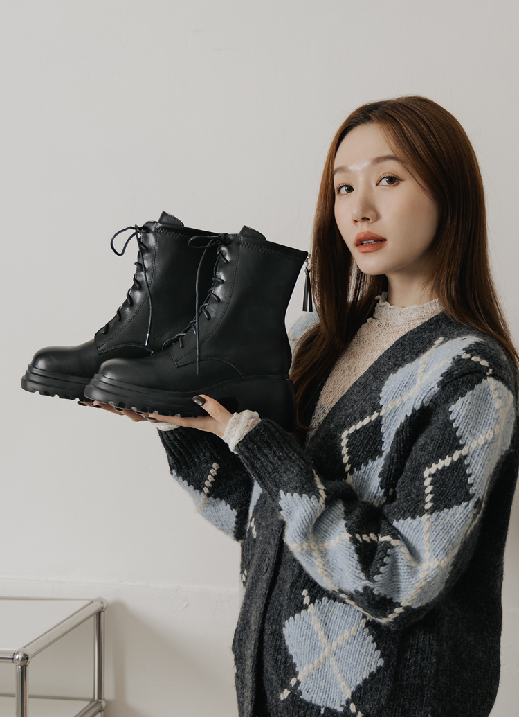 Grace Gift 平價女鞋 韓團必備 圓頭綁帶短靴 黑色 輕量厚底短靴 實拍圖