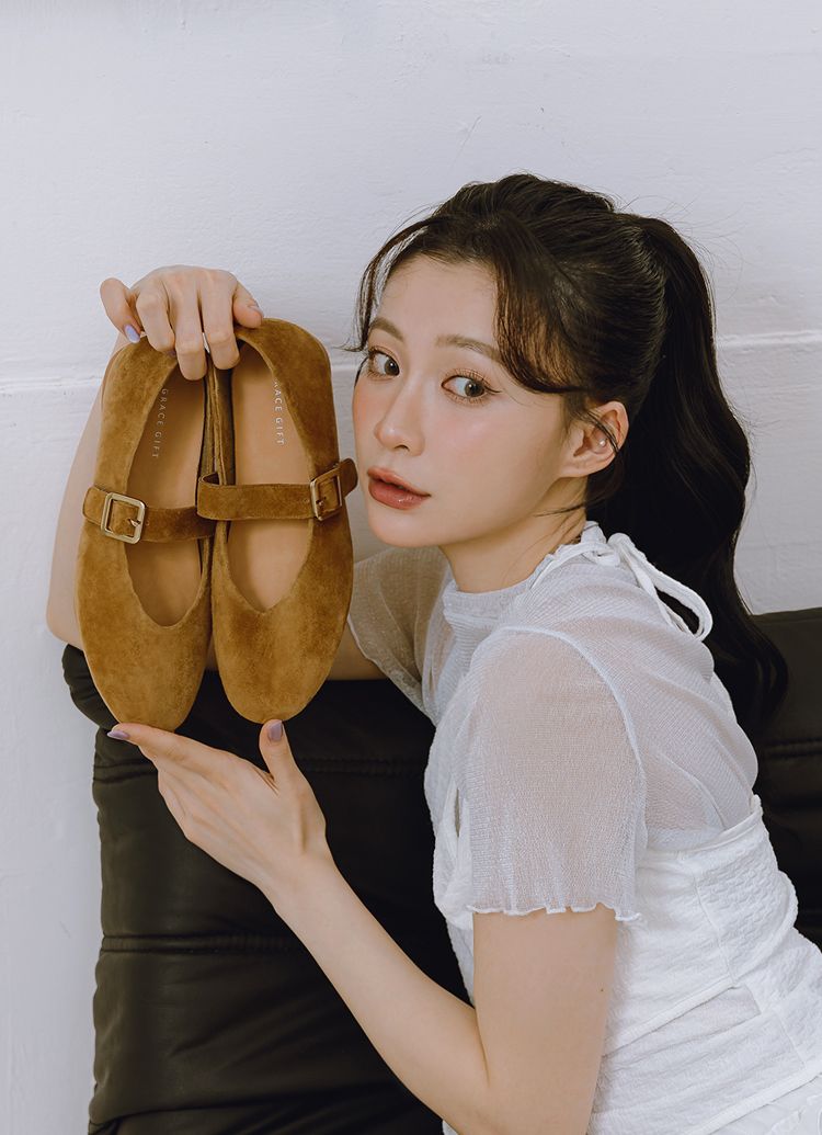 GraceGift 平價女鞋 時尚秀場 圓頭 精品級金屬方釦真皮平底瑪莉珍鞋 棕色