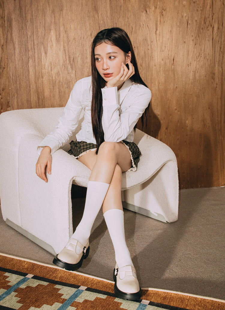 GraceGift平價女鞋 日系可愛小花扣 T字 輕量瑪莉珍鞋 米白