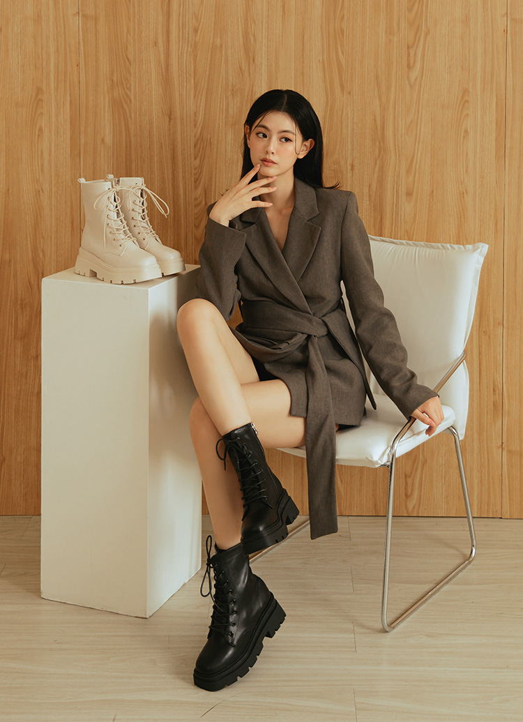Grace Gift 平價女鞋 叛逆潮流 方頭鬆糕綁帶靴 黑色 厚底短靴 實拍圖