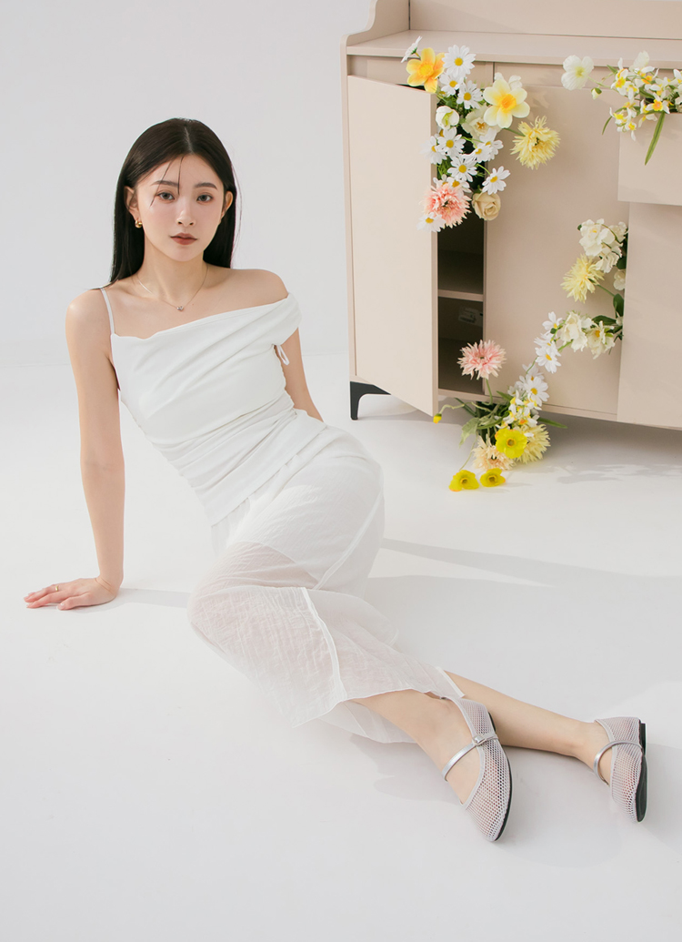 GraceGift 平價女鞋 極簡休閒感 透膚網面平底瑪莉珍 銀色 實品圖