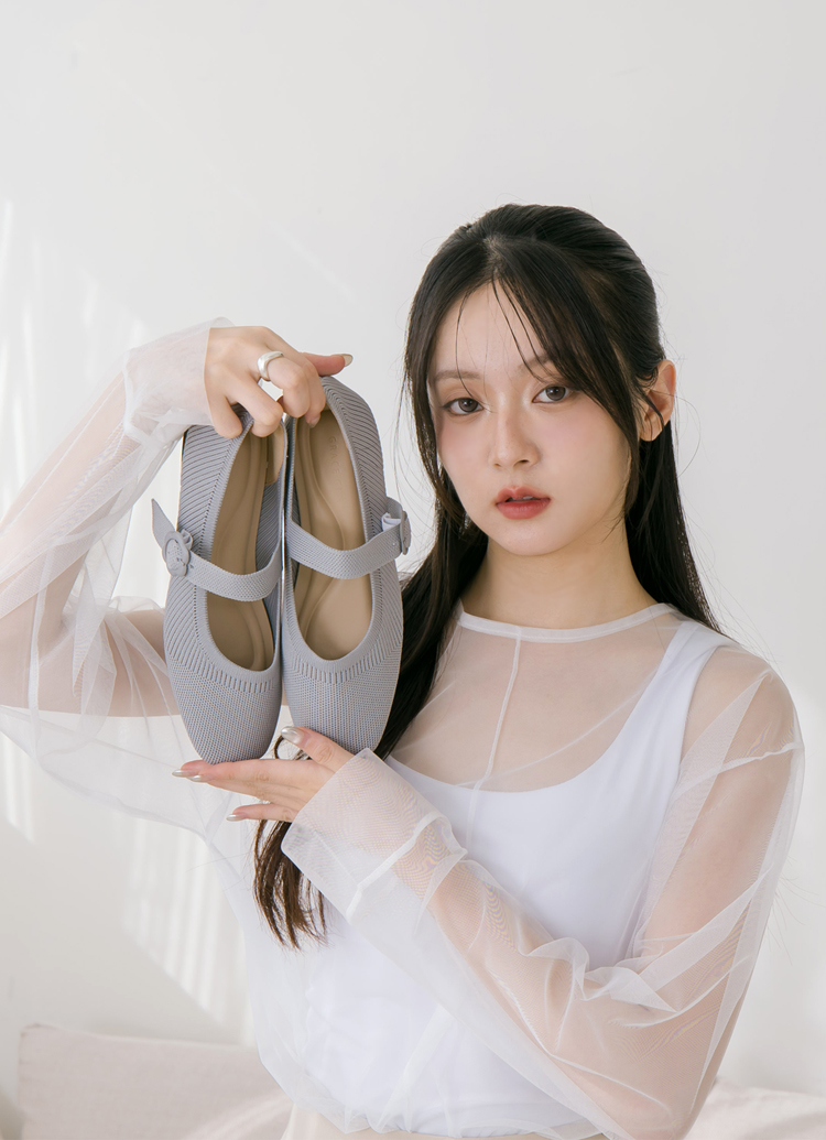 Grace Gift 平價女鞋 零著感方頭 花釦柔織軟墊瑪莉珍鞋 灰色 平底瑪莉珍鞋 實拍圖