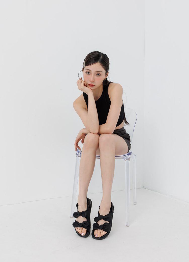 GraceGift平價女鞋 時尚秀場 圓頭 休閒甜感雙蝴蝶結可調節平底涼鞋 黑色