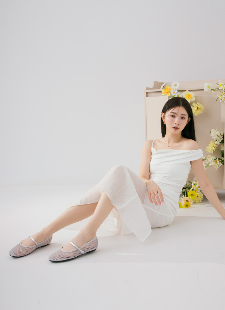GraceGift 平價女鞋 極簡休閒感 透膚網面平底瑪莉珍 銀色 實品圖