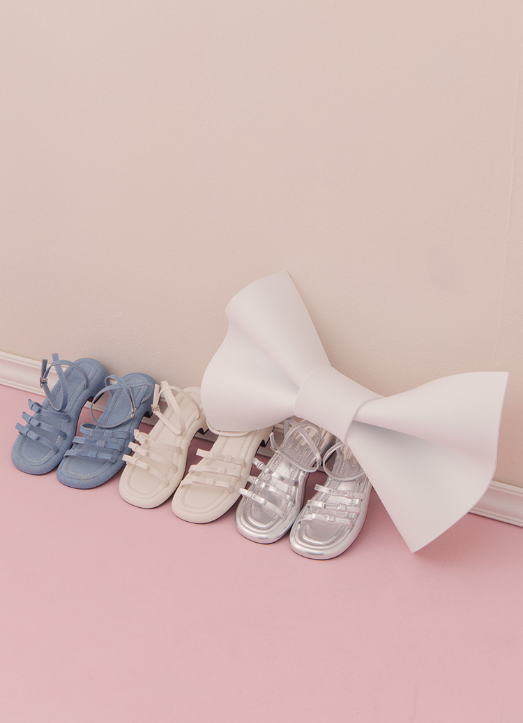GraceGift平價女鞋 俏皮蝴蝶結 細帶繞踝 中跟涼鞋 銀