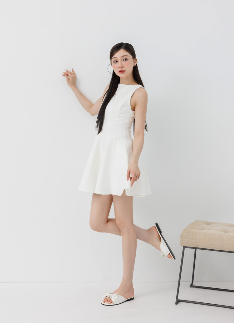 GraceGift平價女鞋 時尚秀場 圓頭 甜心緞光雲感蝴蝶結平底拖鞋 米白色