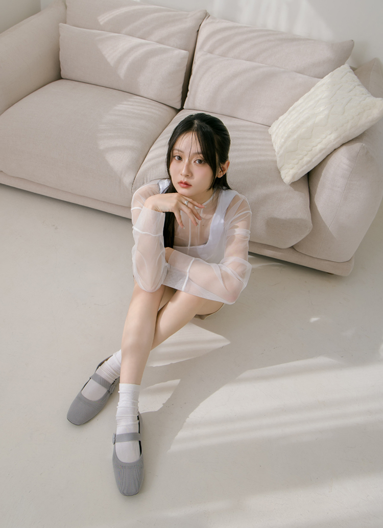 Grace Gift 平價女鞋 零著感方頭 花釦柔織軟墊瑪莉珍鞋 灰色 平底瑪莉珍鞋 實拍圖