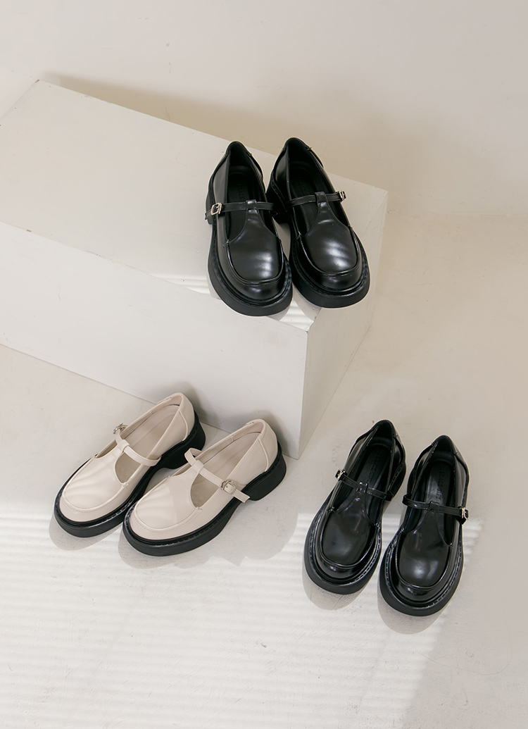 Grace Gift 平價女鞋 復古率性 T字簍空瑪莉珍鞋 黑漆色 厚底瑪莉珍鞋 實拍圖