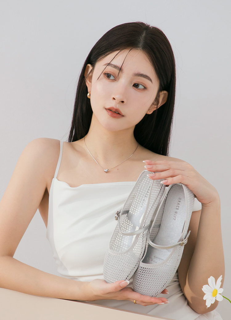 GraceGift 平價女鞋 極簡休閒感 透膚網面平底瑪莉珍 銀色 實品圖