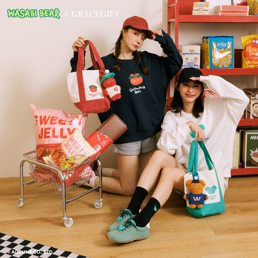 GraceGift Wasabi Bear聯名 辣椒醬熊 小頭字母印花大學T 深藍色 實拍圖