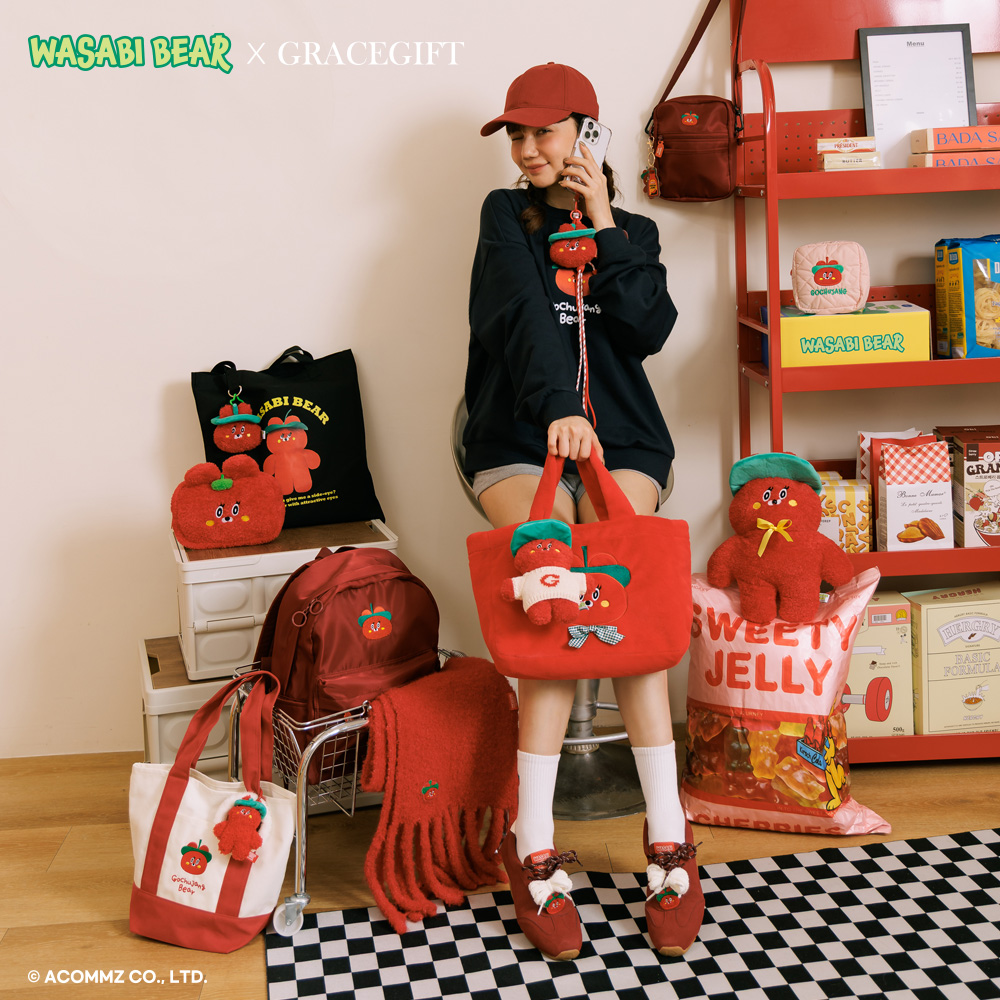 GraceGift Wasabi Bear聯名 辣椒醬熊 小頭字母印花大學T 深藍色 實拍圖
