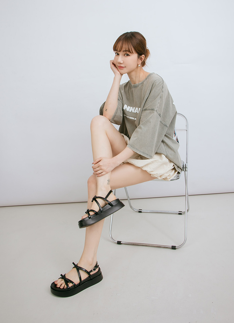 GraceGift平價女鞋 個性交叉 蝴蝶結細帶 奶油厚底涼鞋 黑