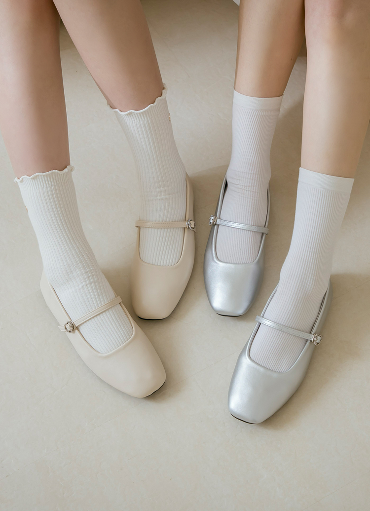 GraceGift 平價女鞋 韓系小愛心 復古瑪莉珍鞋 米白色 平底瑪莉珍鞋 實品圖