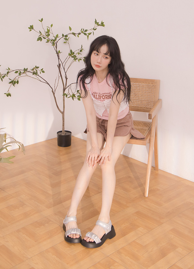 GraceGift平價女鞋 甜酷潮感 雲朵抓皺 雙帶厚底涼鞋 銀