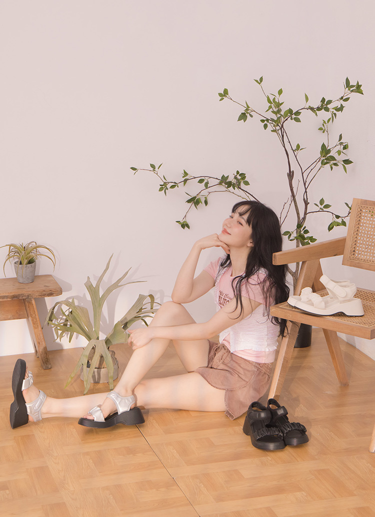 GraceGift平價女鞋 甜酷潮感 雲朵抓皺 雙帶厚底涼鞋 銀