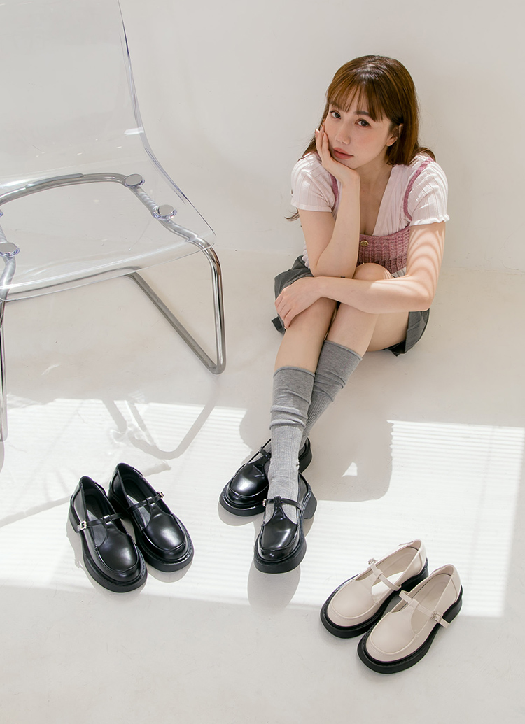 Grace Gift 平價女鞋 復古率性 T字簍空瑪莉珍鞋 黑漆色 厚底瑪莉珍鞋 實拍圖