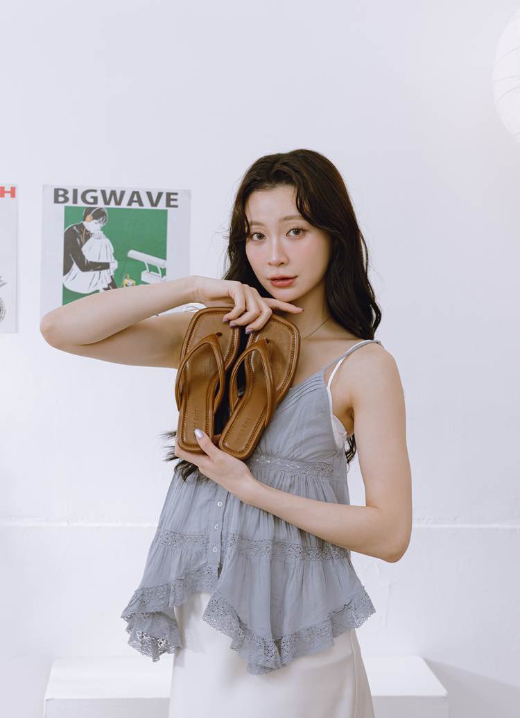 GraceGift 平價女鞋 時尚秀場 方頭 韓系微增高楔型人字拖鞋 棕色