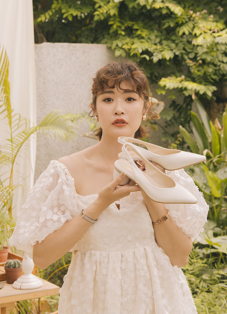 GraceGift 小貓聯名 優雅女孩 素面尖頭 全真皮後簍空跟鞋 米白