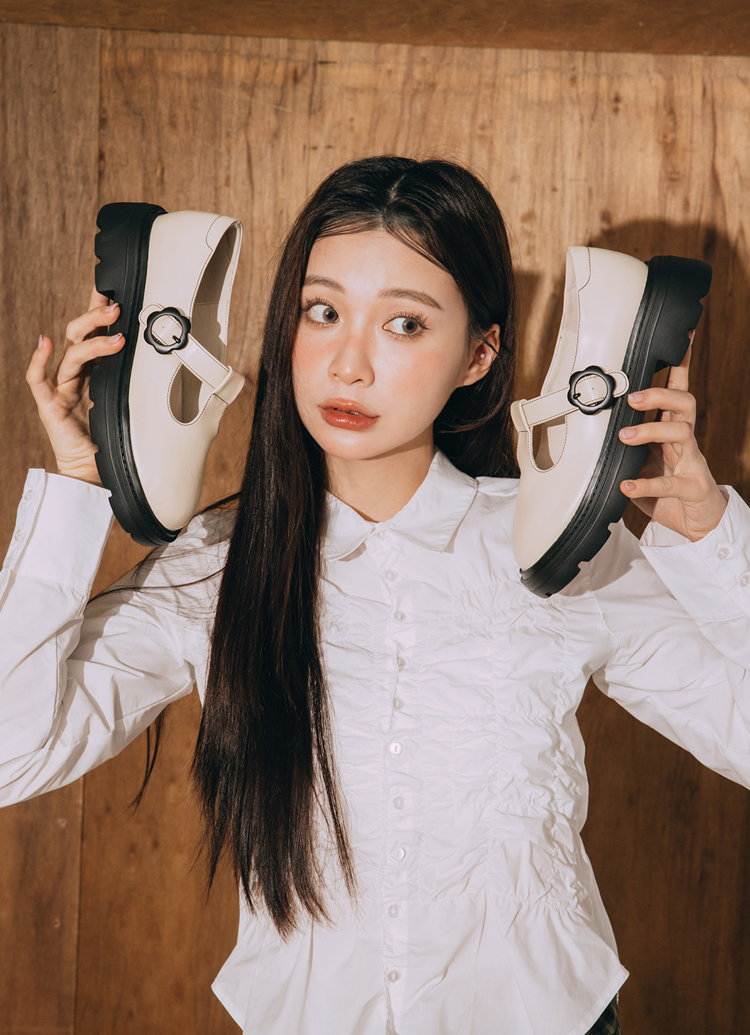 GraceGift平價女鞋 日系可愛小花扣 T字 輕量瑪莉珍鞋 米白