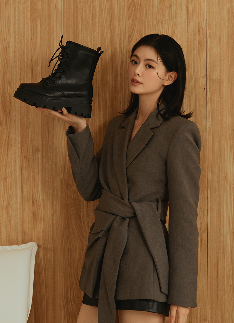 Grace Gift 平價女鞋 叛逆潮流 方頭鬆糕綁帶靴 黑色 厚底短靴 實拍圖