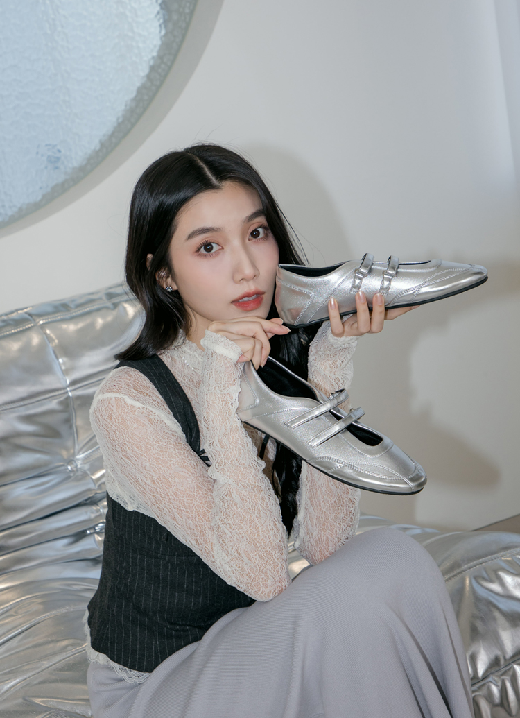 Grace Gift 平價女鞋 輕盈革命 魔鬼氈雙帶瑪莉珍運動鞋 銀色 內增運動鞋 實拍圖
